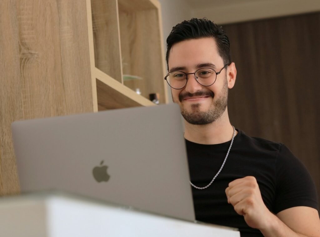 Freelancer combining the 1-3-5 rule with time blocking on a laptop calendar